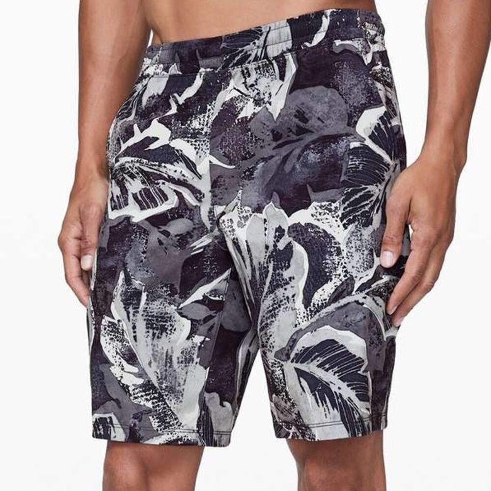 Lululemon Pace Breaker Short 9" Liner Tropical Shadow Sea Salt Multi Small EUC